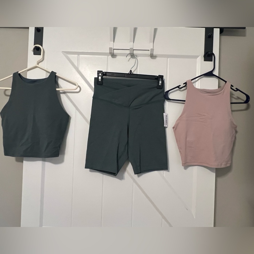 Matching Old Navy workout set size S. NWT green bike shorts, 2 longline bras